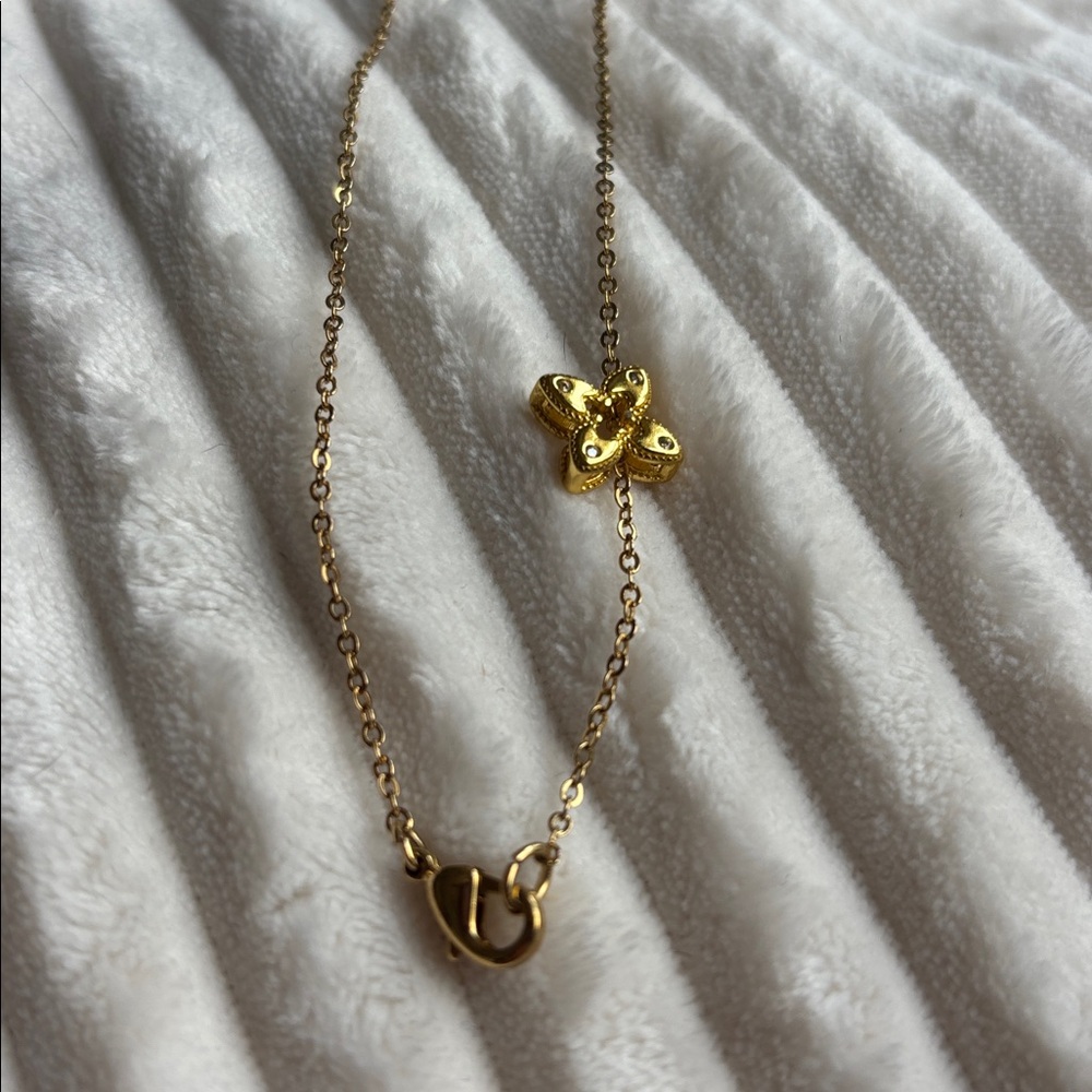 Gold Floral Clover Pendant Necklace - Women Jewelry - Picture 5 of 5